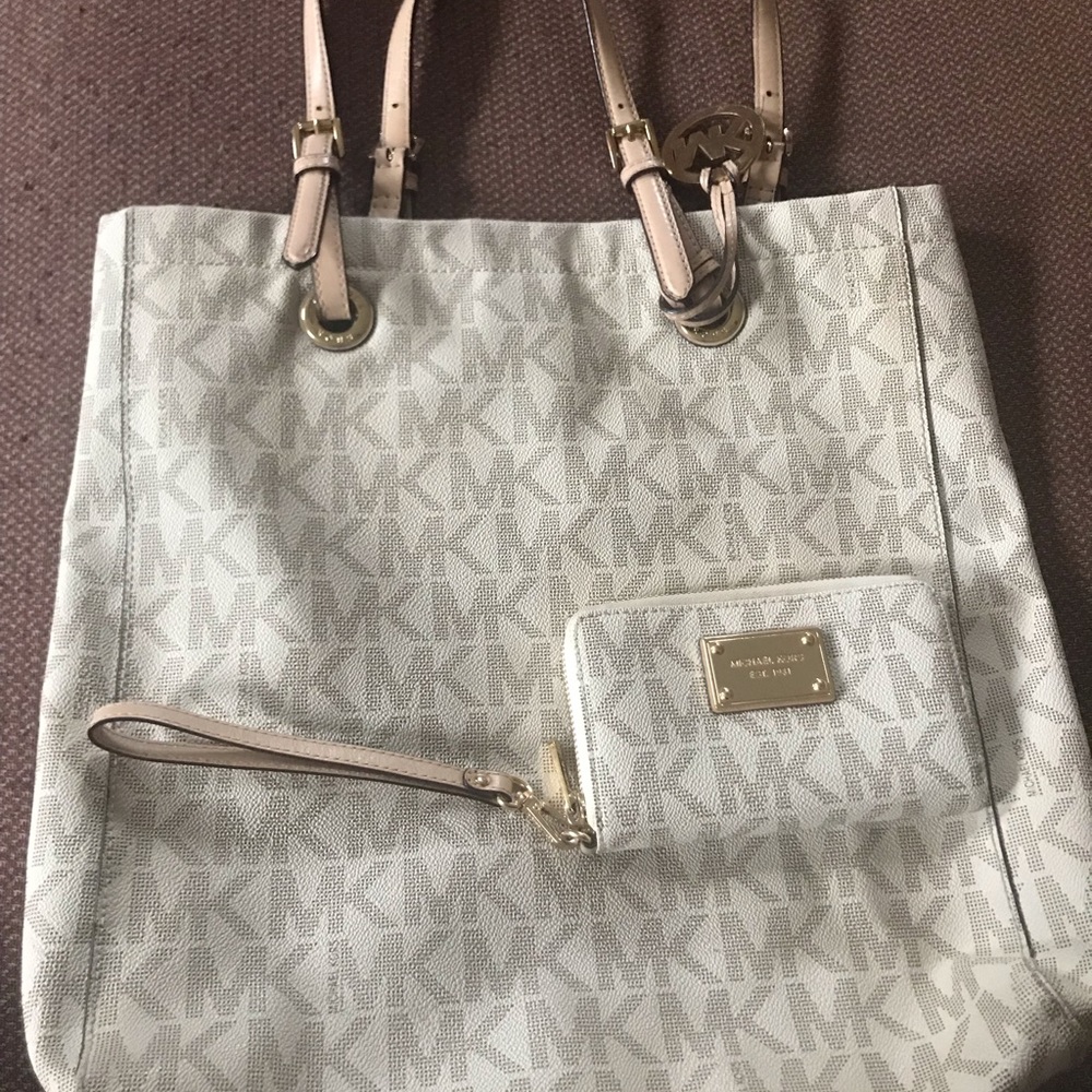 Michael Kors wristlet